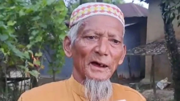 বয়স্ক ভাতা আনতে গিয়ে জানতে পারেন সরকারি খাতায় তিনি মৃত, ৯ বছর ধরে নিজেকে জীবিত প্রমাণের লড়াই কাশেমের